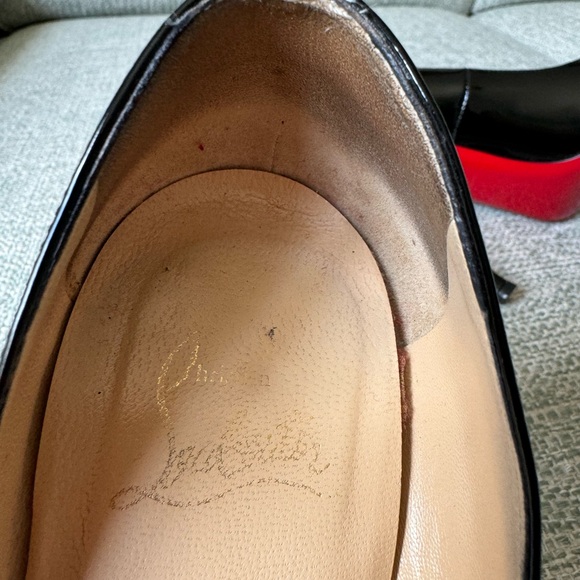 Classic Louboutin black patent heels. Size 38. - Picture 5 of 14